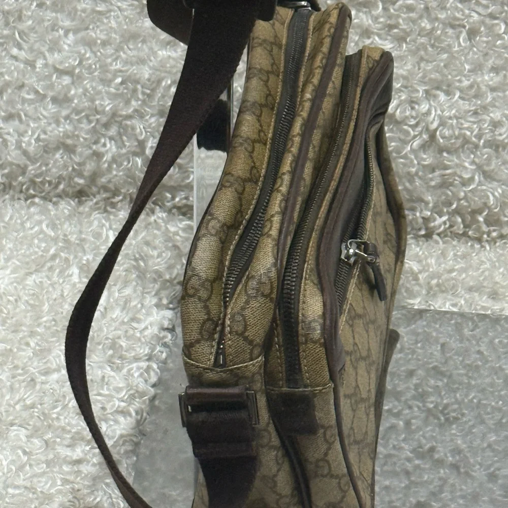 Gucci GG Supreme Crossbody Bag - Picture 3 of 16